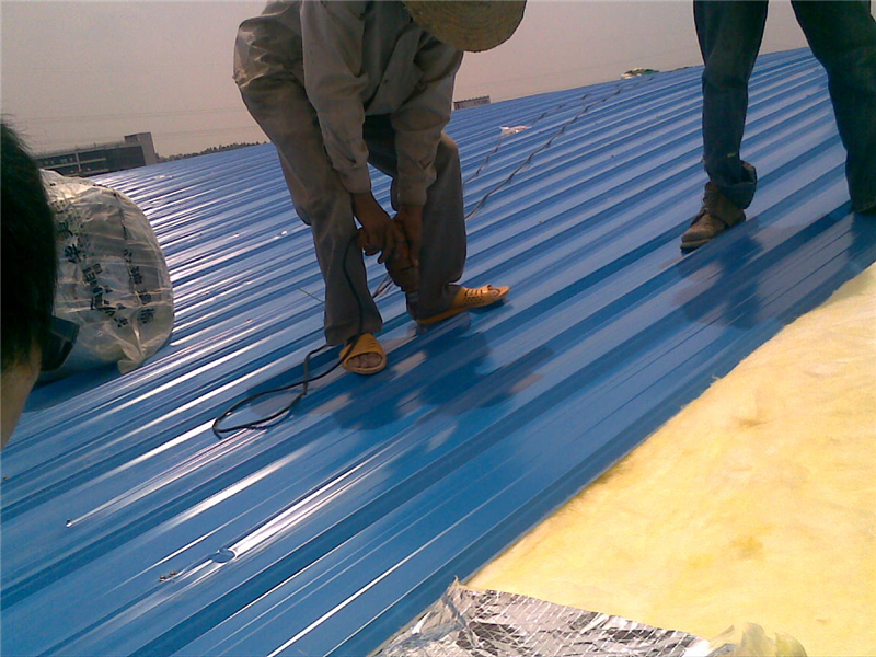 彩鋼房玻璃棉卷氈施工